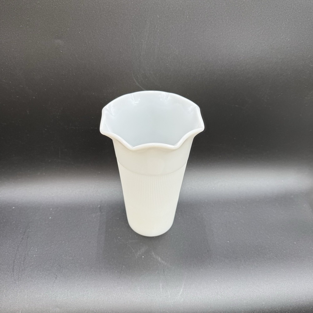Hazel-Atlas White Milk Glass Ribbed Vase with Scalloped Rim MCM Vintage EUC - Picture 5 of 6